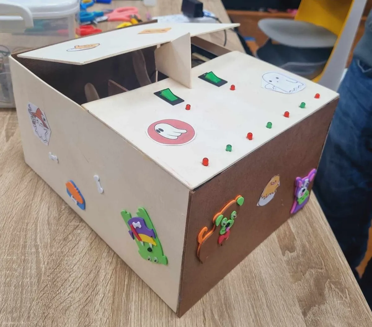 The (Un)useless box